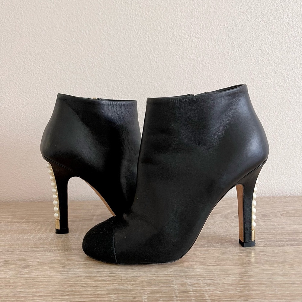 Chanel Black Leather Pearl Heels Ankle Boots Booties Women’s Sz 37.5/7.5 - Picture 10 of 13